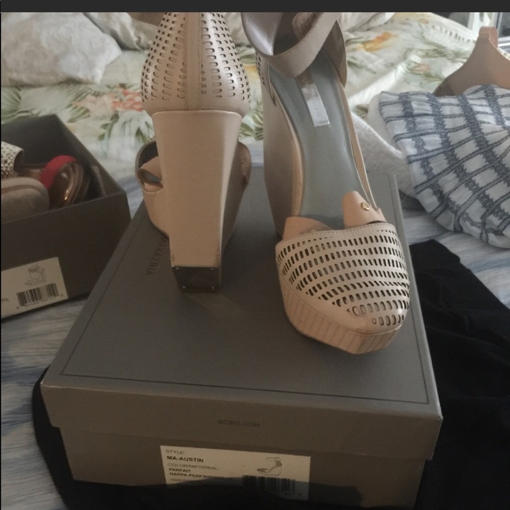 Bcbg maxazria beige wedges sz 10 40eu